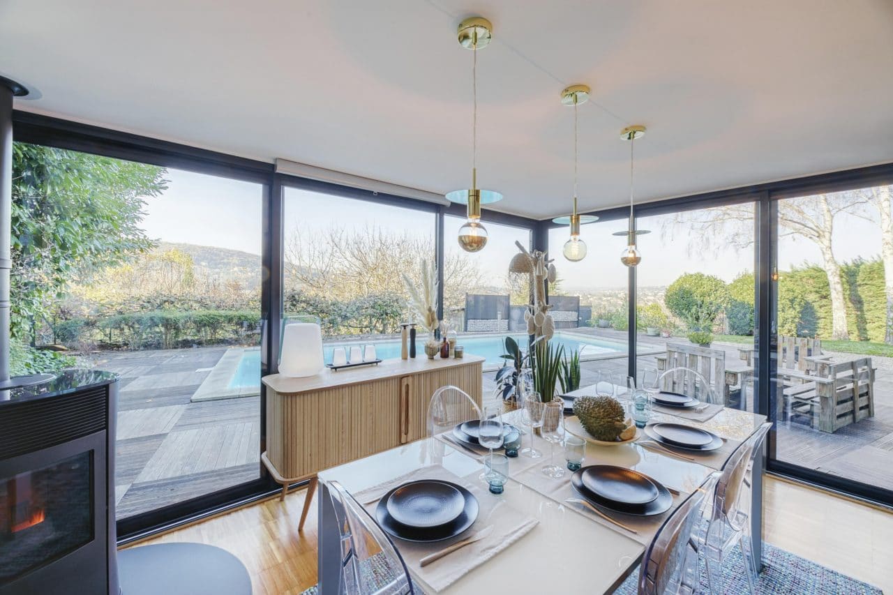 découvrez tout ce qu'il faut savoir sur le coût d'une extension de maison : prix au m², facteurs influençant le budget, conseils pour optimiser votre projet et éviter les mauvaises surprises.