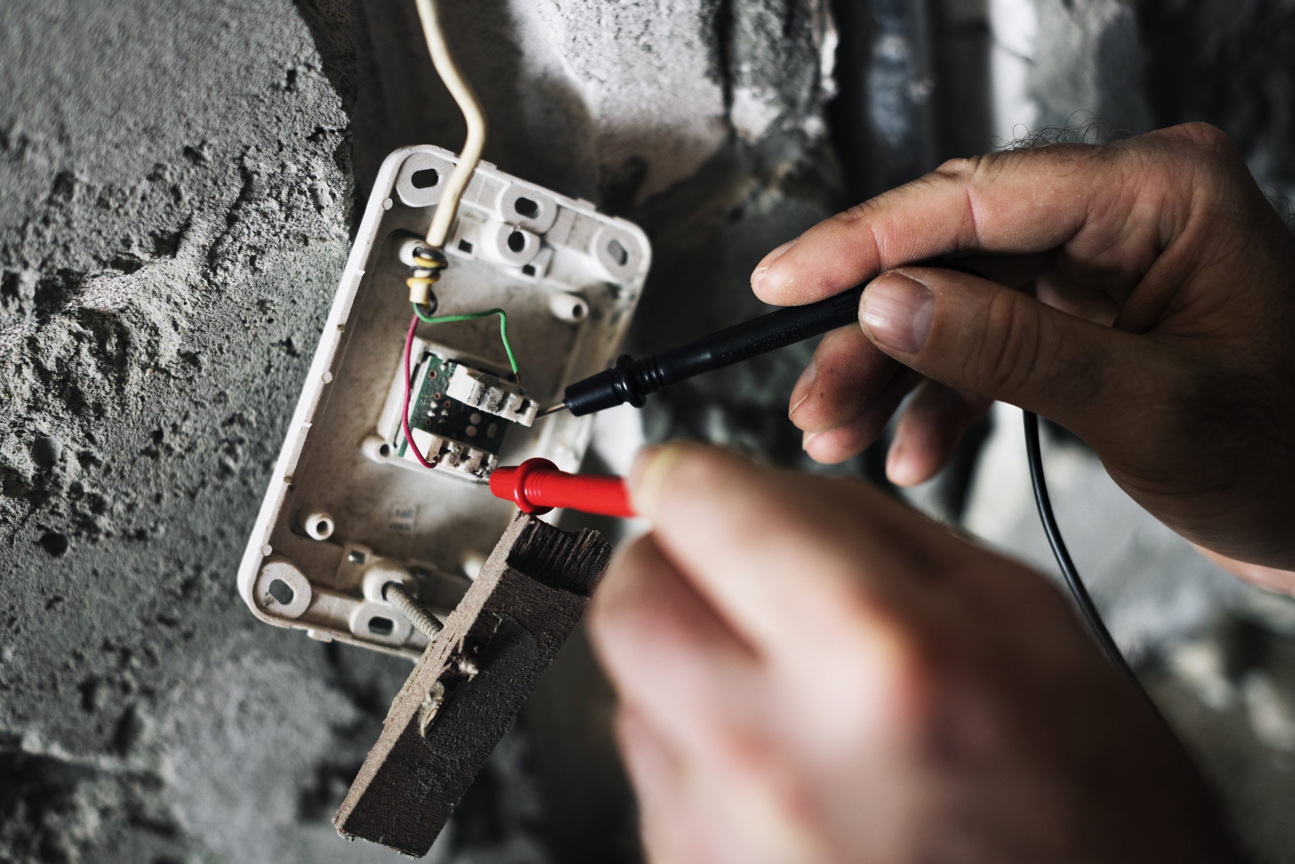 découvrez tout sur le coût d'une installation électrique : tarifs, facteurs influençant le prix, exemples de devis, et conseils pour optimiser votre budget lors de la rénovation ou création de votre réseau électrique.