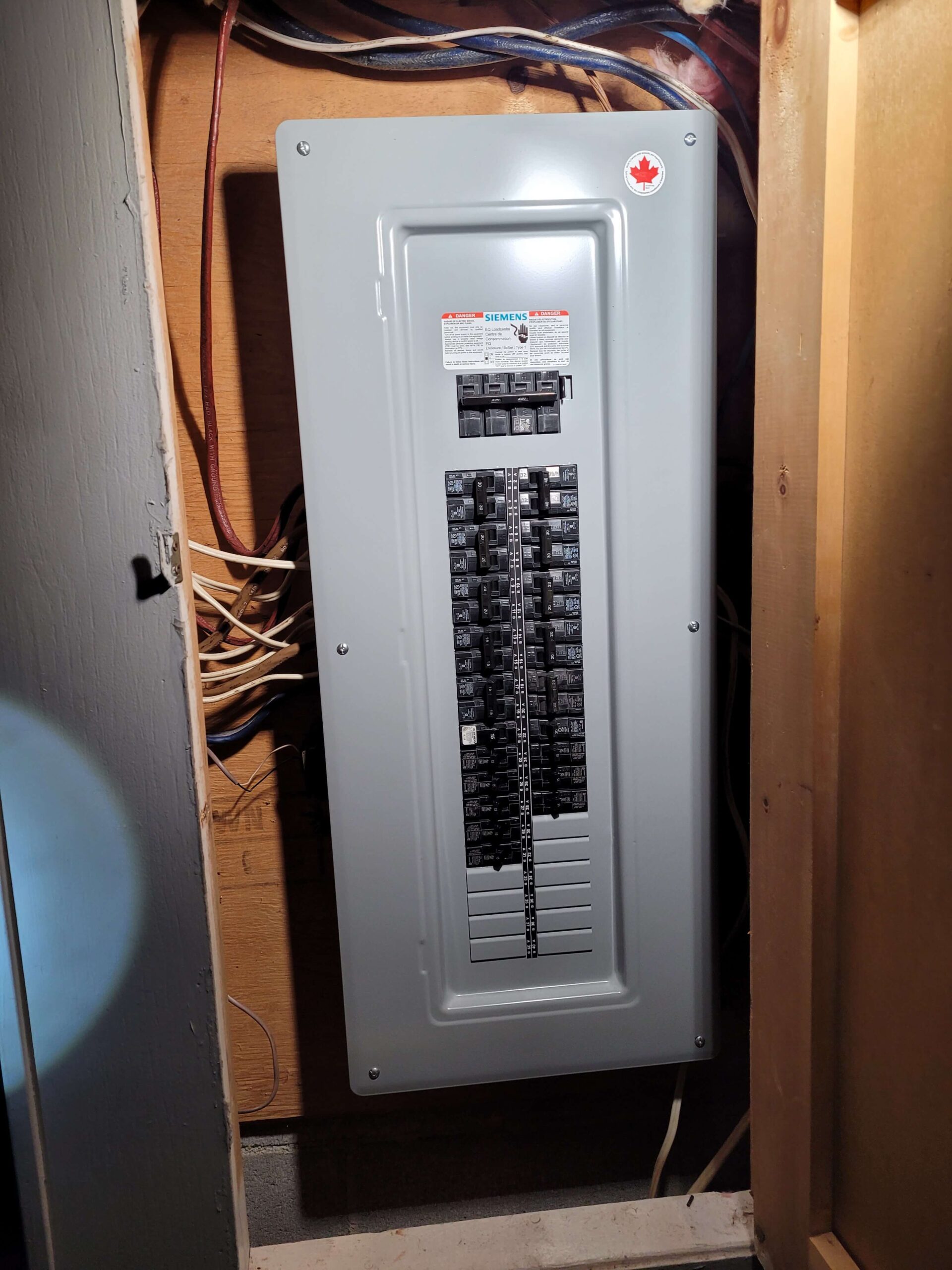 découvrez tout ce qu'il faut savoir sur le coût d'une installation électrique : prix des travaux, facteurs influençant le budget, conseils pour bien estimer vos dépenses et choisir le bon professionnel.
