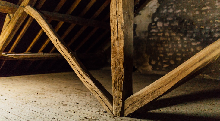 découvrez le coût de l'isolation des combles : prix moyens, aides financières disponibles et conseils pour économiser sur vos travaux d'isolation thermique afin d'améliorer le confort et réduire vos factures d'énergie.