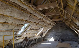 découvrez le coût de l'isolation des combles au m², les facteurs qui influencent le prix et des conseils pour optimiser votre budget rénovation énergétique.