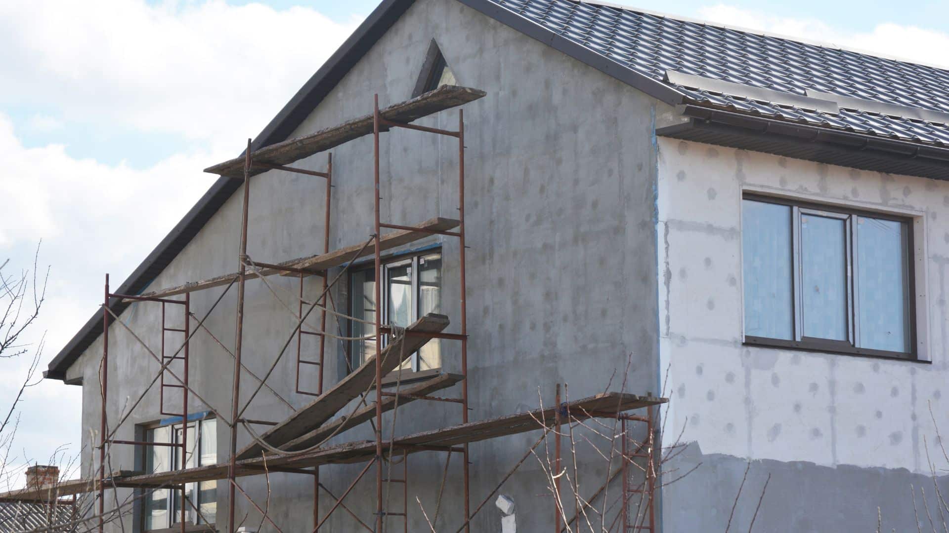 découvrez le coût de l'isolation des murs : prix au mètre carré, facteurs influençant le tarif et conseils pour optimiser votre budget de rénovation énergétique.