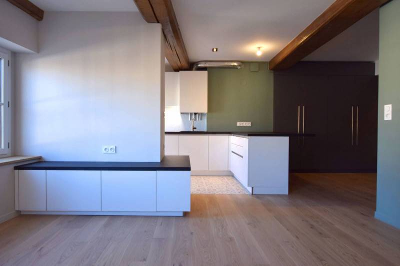 découvrez tout ce qu'il faut savoir sur le coût de la rénovation d'un appartement : principaux postes de dépenses, conseils pour optimiser votre budget et estimation des prix au mètre carré.