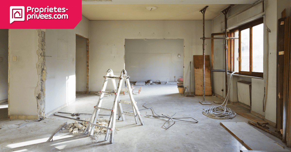 découvrez les facteurs qui influencent le coût de rénovation d'une maison, les fourchettes de prix selon les travaux, et des conseils pour estimer votre budget et réussir votre projet de rénovation.