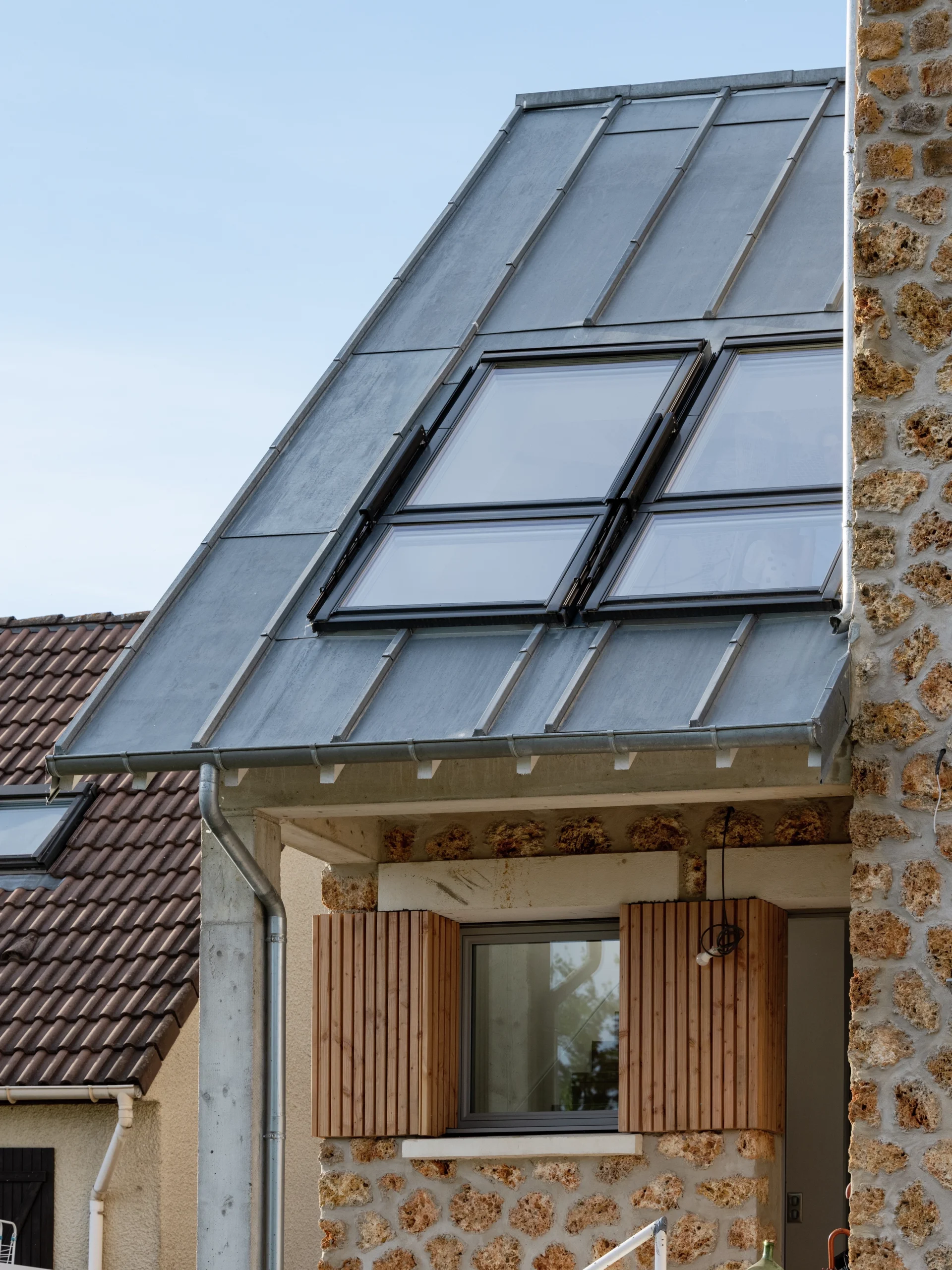 découvrez tout ce qu'il faut savoir sur le coût des fenêtres de toit velux : prix, installation, facteurs qui influencent le tarif et conseils pour bien choisir votre velux.