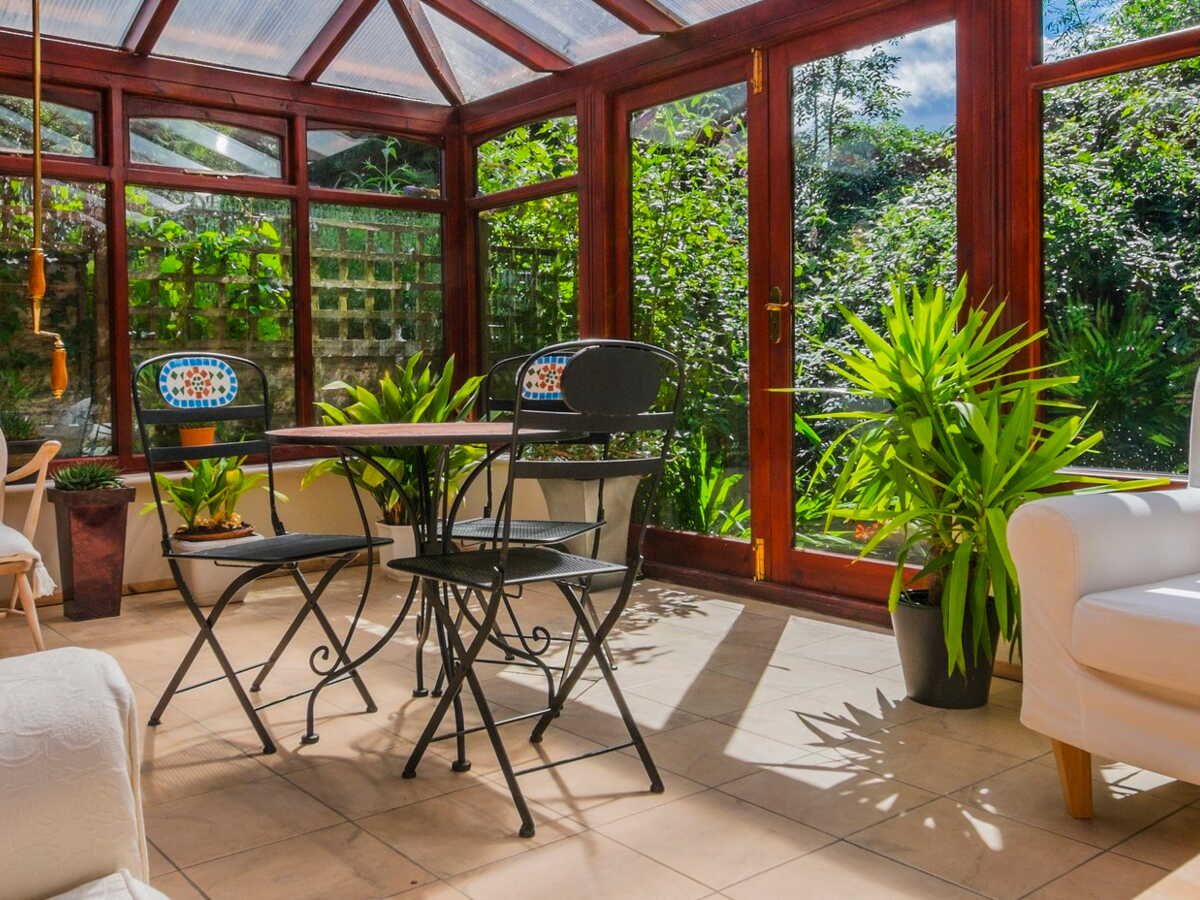 découvrez tout ce qu'il faut savoir sur le coût d'une véranda : prix moyens, facteurs influençant le tarif, conseils pour bien estimer votre budget et réussir votre projet d'extension de maison.