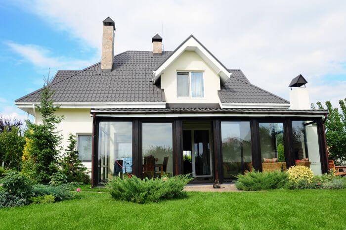 découvrez tout ce qu'il faut savoir sur le coût d'une véranda : prix au mètre carré, facteurs qui influencent le tarif, conseils pour économiser et devis gratuits pour estimer votre projet.