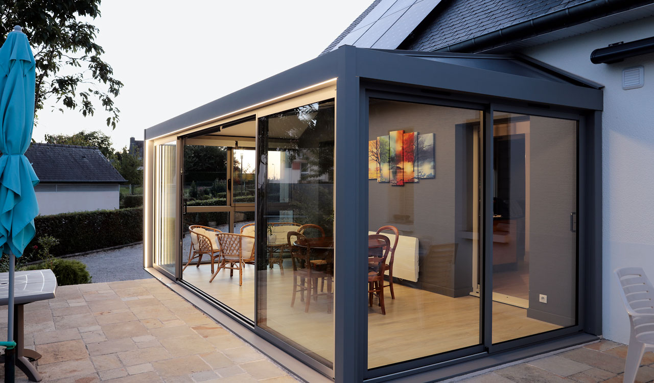 découvrez tout ce qu'il faut savoir sur le coût d'une véranda : prix moyen au m2, facteurs influençant le tarif, exemples de budgets et conseils pour bien estimer votre projet d'installation.