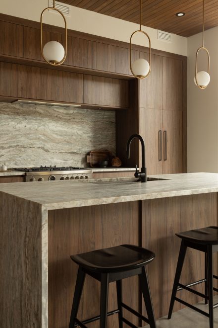 découvrez nos astuces pratiques et les dernières tendances pour une cuisine en bois moderne et chaleureuse. inspirez-vous pour créer un espace convivial et stylé, adapté à vos envies !