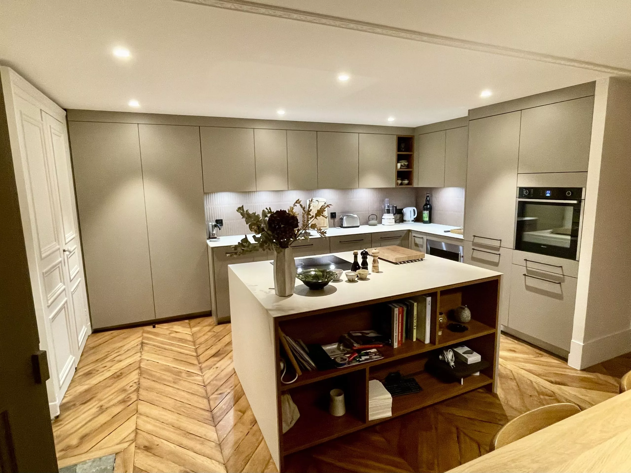 découvrez notre sélection de cuisines modernes à igny : designs élégants, matériaux de qualité et solutions sur-mesure pour sublimer votre intérieur. demandez votre devis gratuit !