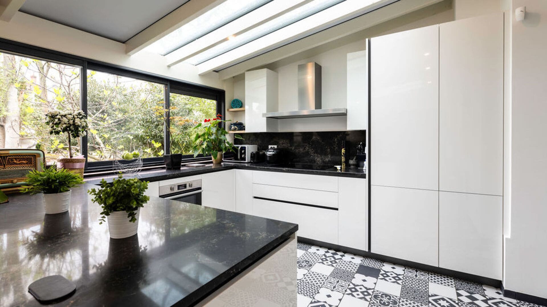 découvrez une cuisine moderne à fontenay-mauvoisin alliant design, fonctionnalité et matériaux haut de gamme pour un espace convivial et tendance adapté à tous vos besoins.