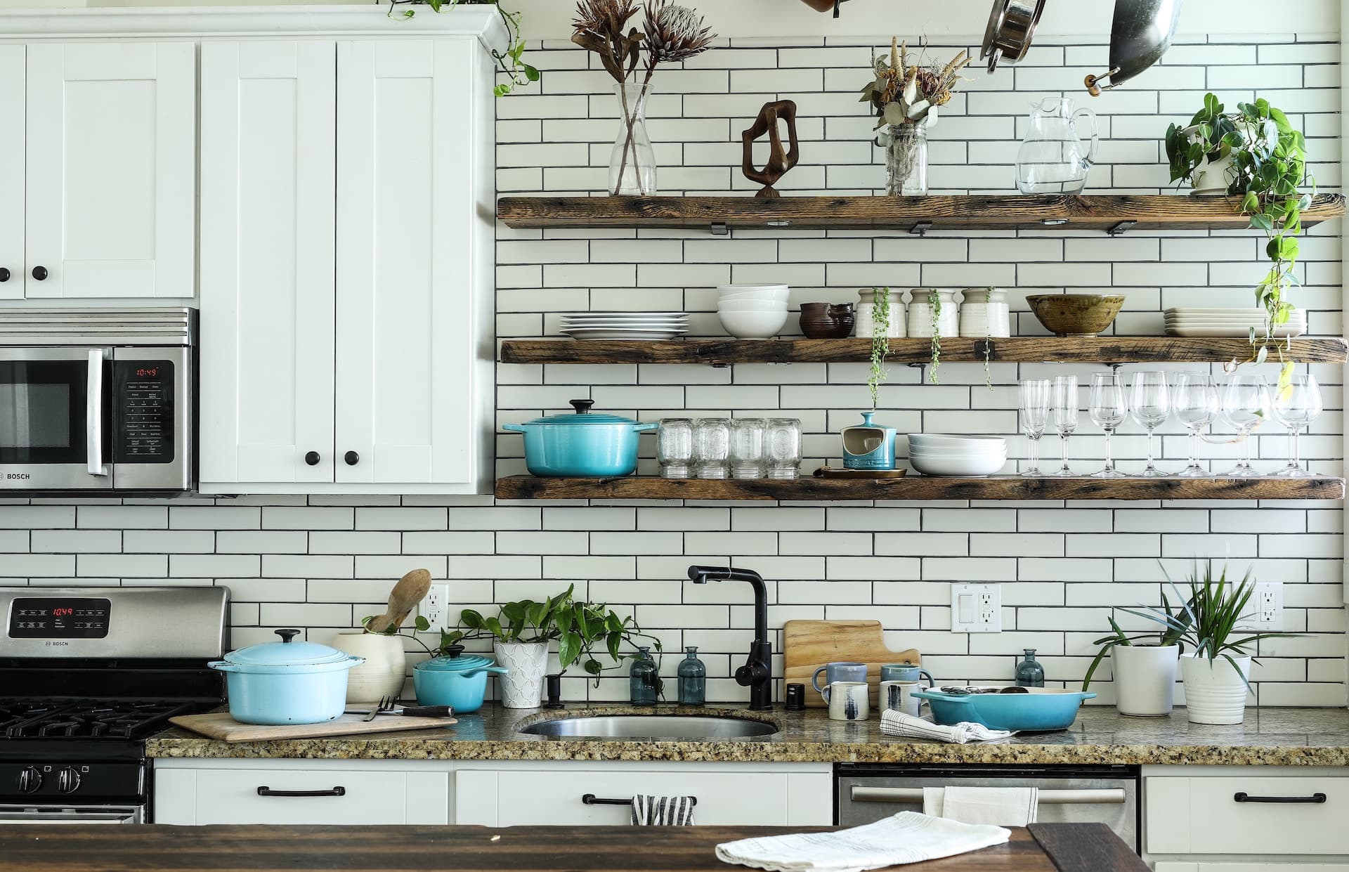 découvrez des idées inspirantes et tendances pour la décoration des murs de votre cuisine. astuces, couleurs et accessoires pour transformer votre espace culinaire en un lieu convivial et stylé.