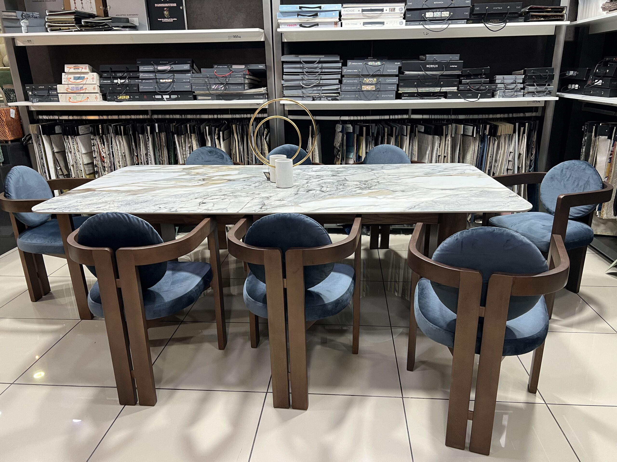 découvrez les tendances décoration pour salle à manger en 2025 : couleurs, matériaux, mobilier et astuces pour créer un espace convivial et moderne.