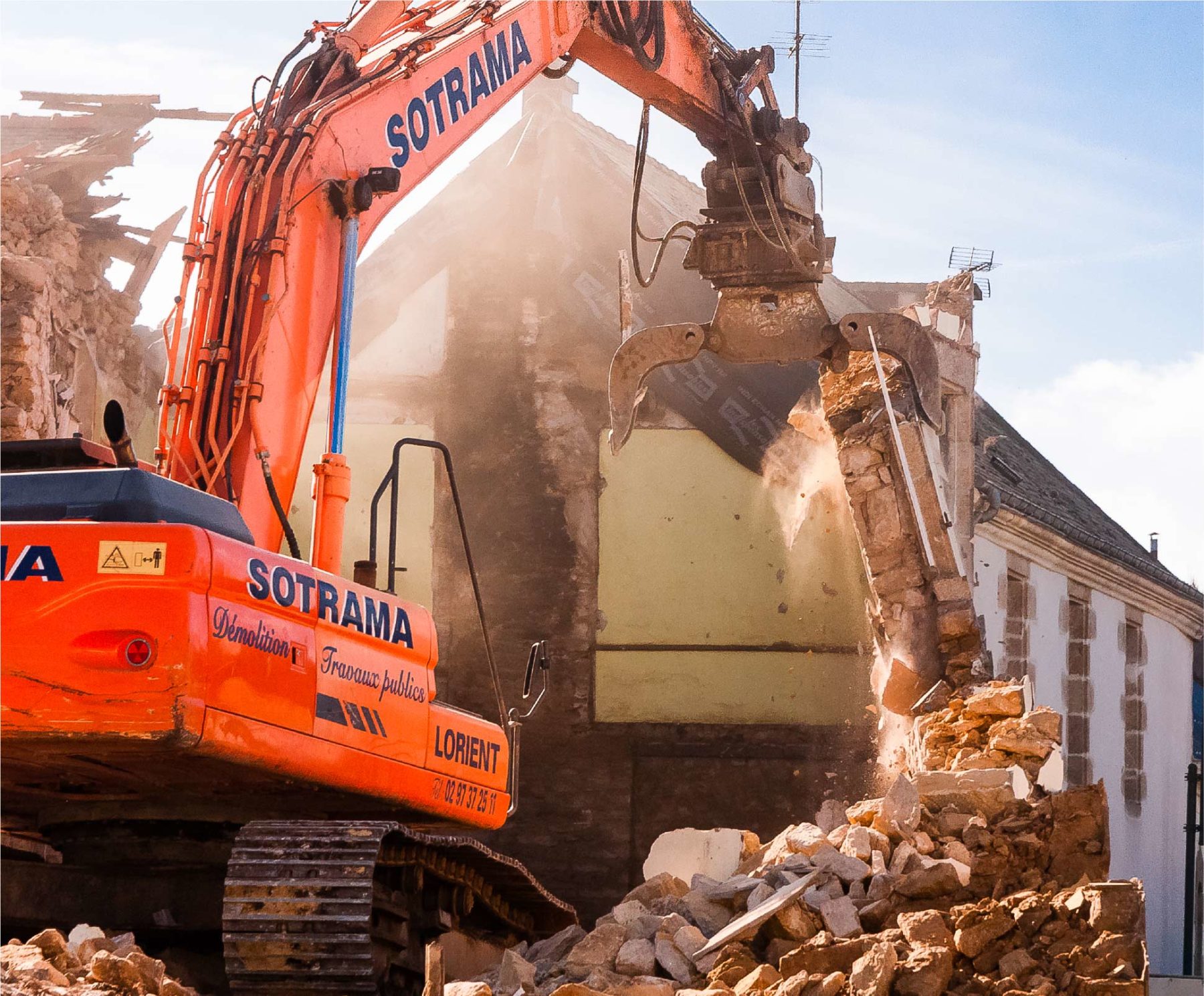 découvrez tout ce qu'il faut savoir sur la démolition : techniques, normes de sécurité et conseils pratiques pour réussir vos travaux de déconstruction, du diagnostic au recyclage des matériaux.