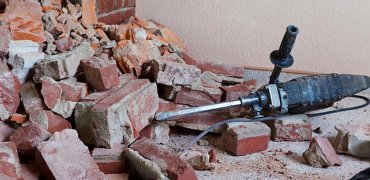 découvrez tout ce qu'il faut savoir sur la démolition d'une maison de 150m2 : démarches, prix moyens, étapes clés et conseils pour un projet sûr et efficace.