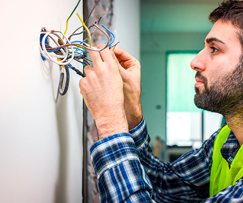 découvrez l'essentiel sur la relation entre électricité et assurances : obligations légales, garanties, prévention des risques et conseils pour bien protéger votre habitation face aux incidents électriques.