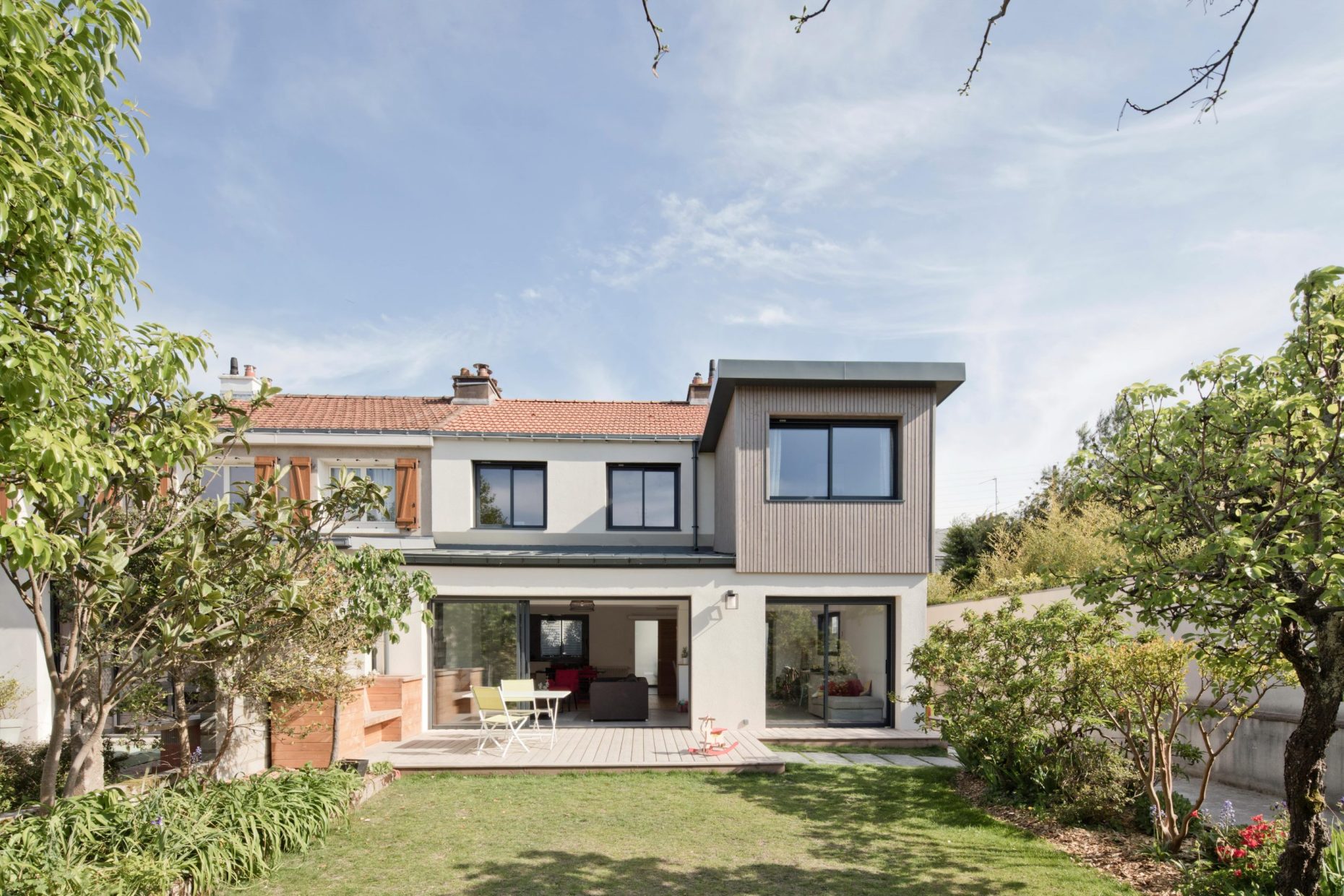 découvrez nos conseils et idées pour réussir l'extension de votre maison : agrandissement, matériaux, démarches administratives et inspirations pour créer l'espace de vie dont vous rêvez.