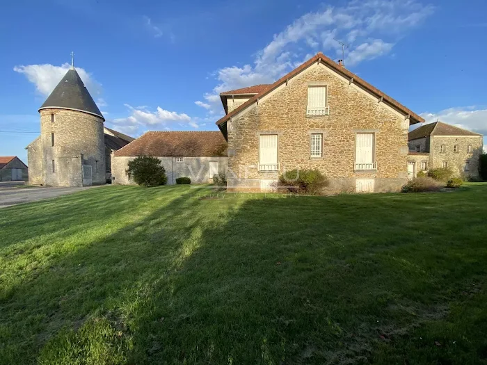 découvrez cette ferme à rénover située près de paris, idéale pour un projet immobilier ou une résidence de charme à seulement quelques minutes de la capitale. potentiel et authenticité garantis !