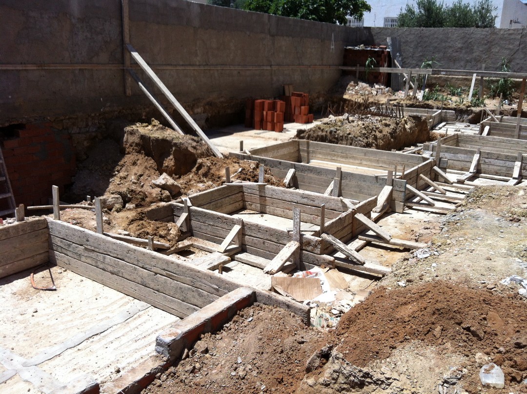 découvrez tout ce qu'il faut savoir sur les fondations : types, techniques de construction, conseils pour garantir stabilité et durabilité à vos bâtiments et ouvrages.