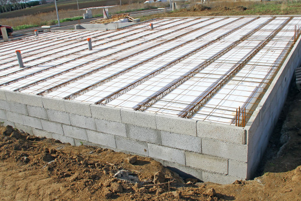 découvrez tout ce qu'il faut savoir sur les fondations : définition, types, techniques de construction, choix des matériaux et conseils pour assurer la solidité et la durabilité de vos projets de construction.