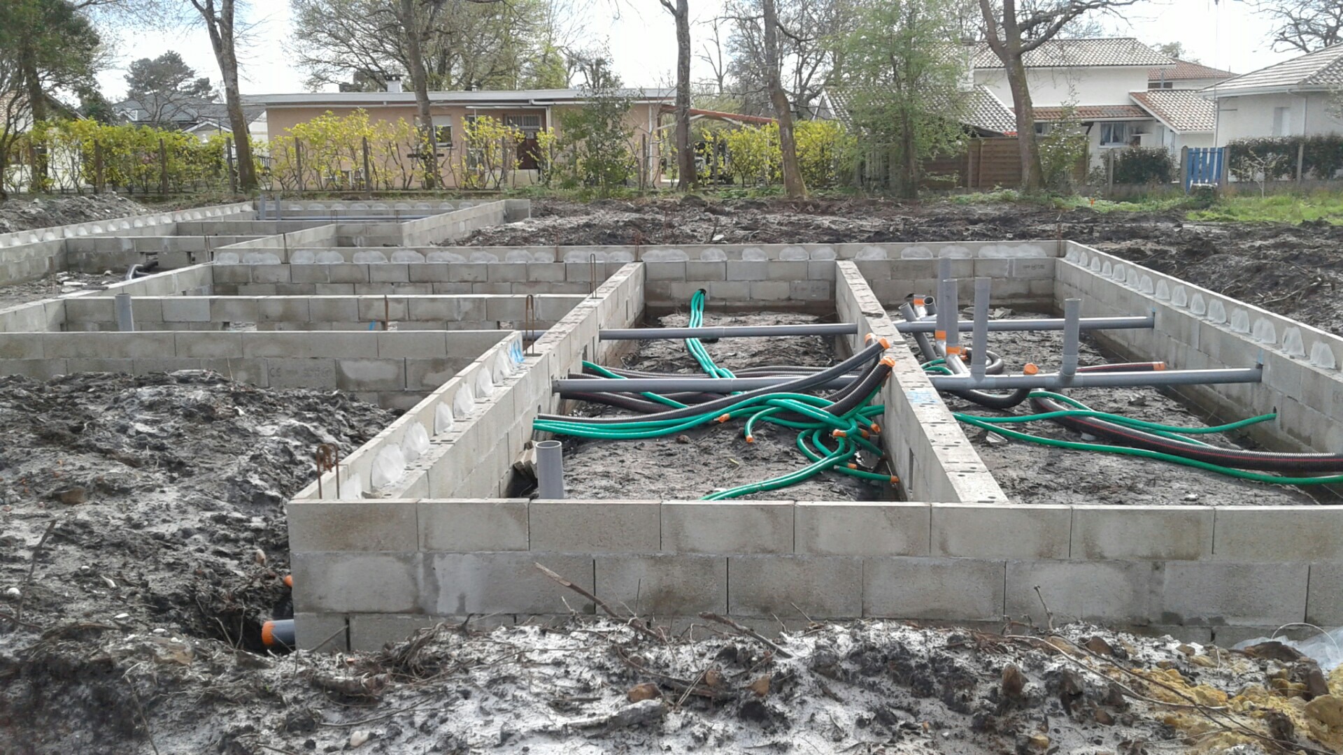 découvrez tout ce qu’il faut savoir sur les fondations de maison : types, étapes de construction, prix, conseils d’experts pour garantir la stabilité et la durabilité de votre habitation.