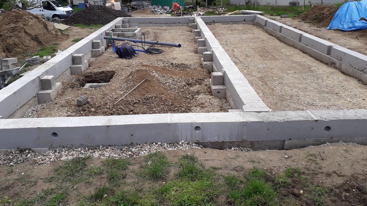 découvrez tout ce qu'il faut savoir sur les fondations : types, conseils pour bien choisir, erreurs à éviter et étapes clés pour assurer la solidité de vos projets de construction.