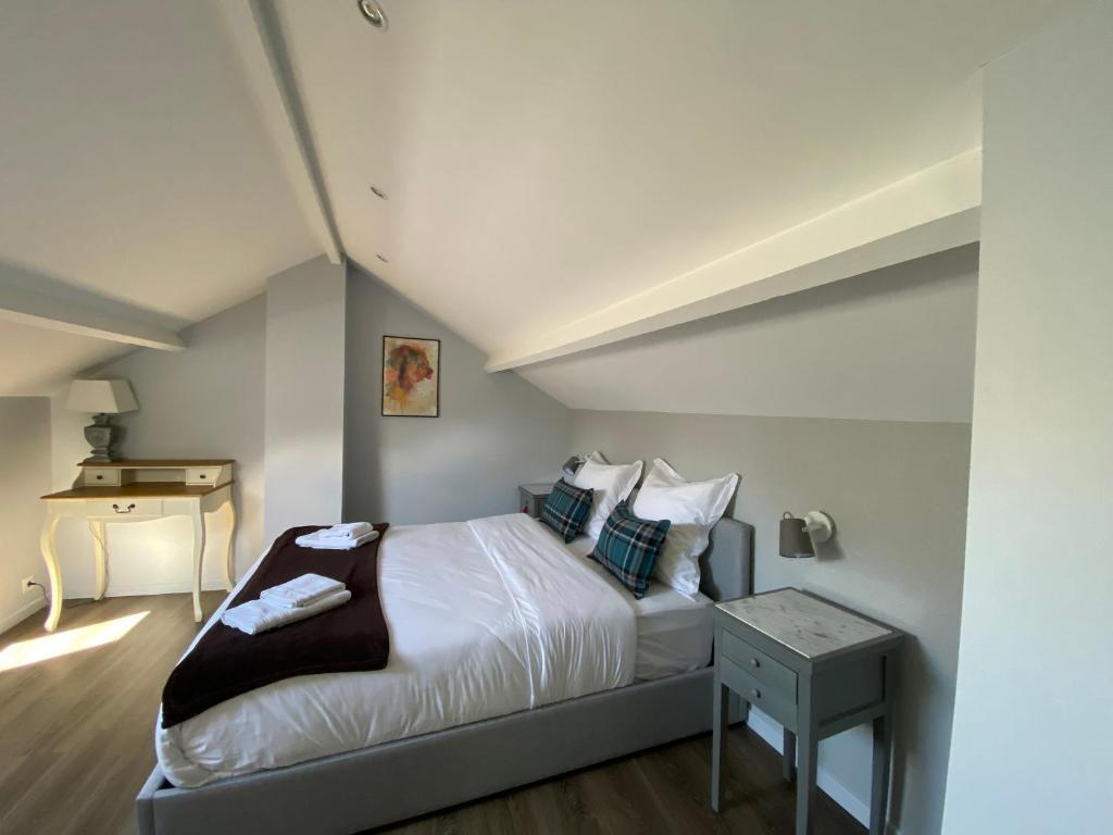 découvrez fontenay-lès-briis, un village plein de charme à quelques kilomètres de paris. profitez de son cadre verdoyant, de son patrimoine et de la douceur de vivre en île-de-france.