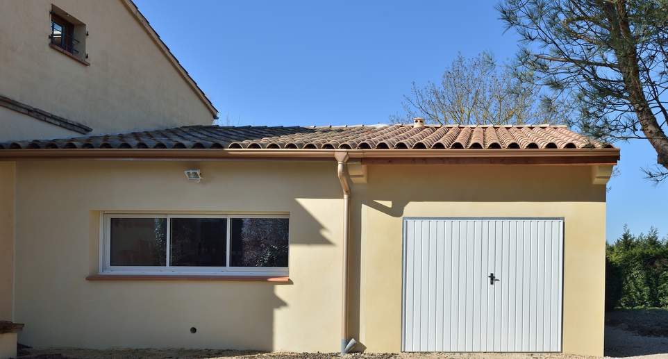 découvrez tout ce qu'il faut savoir sur le garage double en parpaing : avantages, construction, budget et conseils pratiques pour réaliser votre projet de garage robuste et durable.