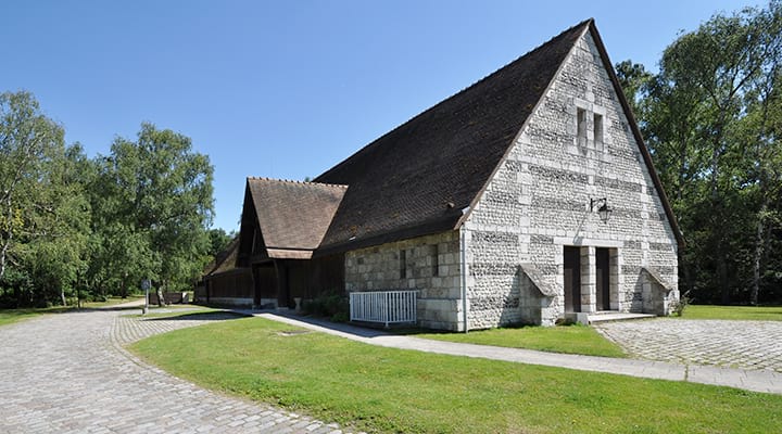 découvrez tout ce qu'il faut savoir sur les granges : définition, usages, aménagements et conseils pour transformer ou restaurer une grange en espace de vie ou de stockage.