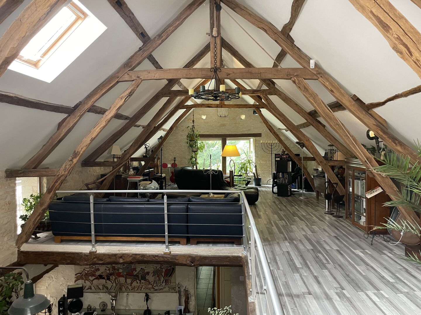 découvrez une grange à rénover située à proximité de paris, idéale pour un projet immobilier ou une résidence de charme alliant authenticité et potentiel.