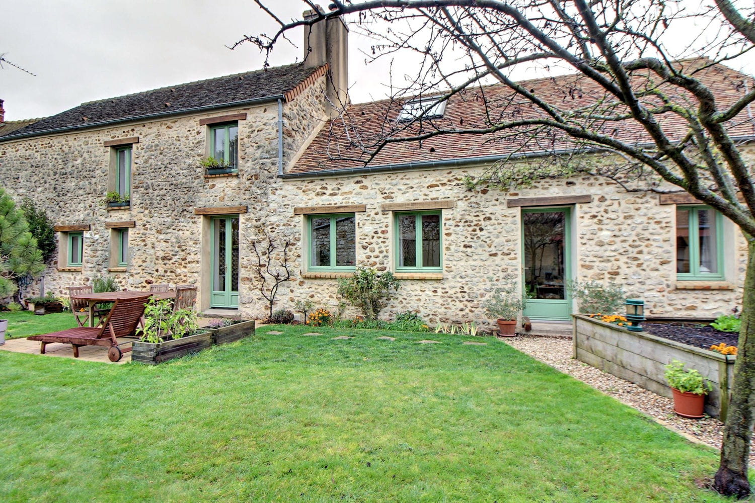 découvrez une grange à vendre près de paris, idéale pour un projet de rénovation ou d'investissement immobilier. profitez du charme de la campagne à seulement quelques minutes de la capitale.