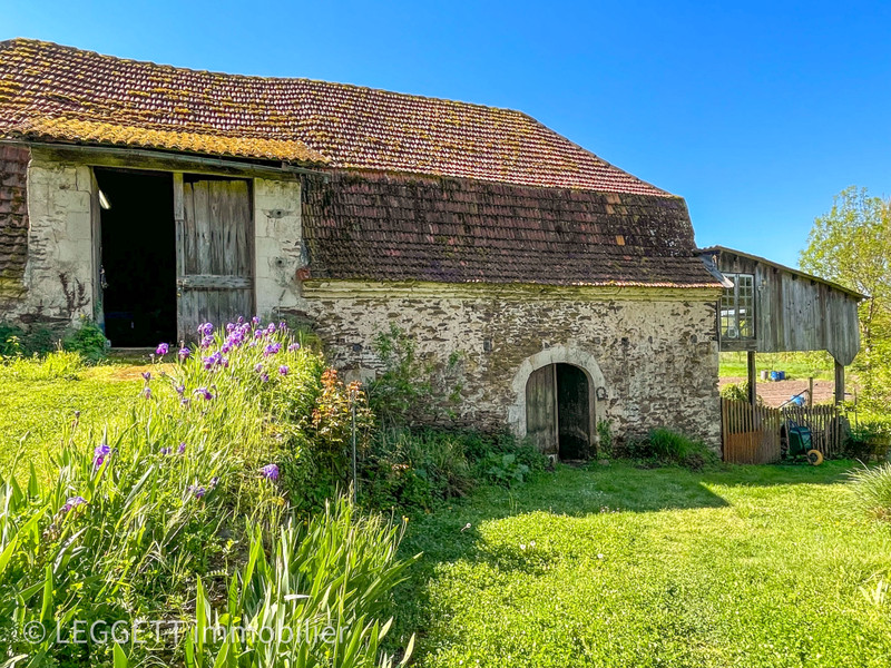 découvrez cette grange à vendre près de paris, idéale pour un projet de rénovation ou une résidence atypique à la campagne, à seulement quelques minutes de la capitale.