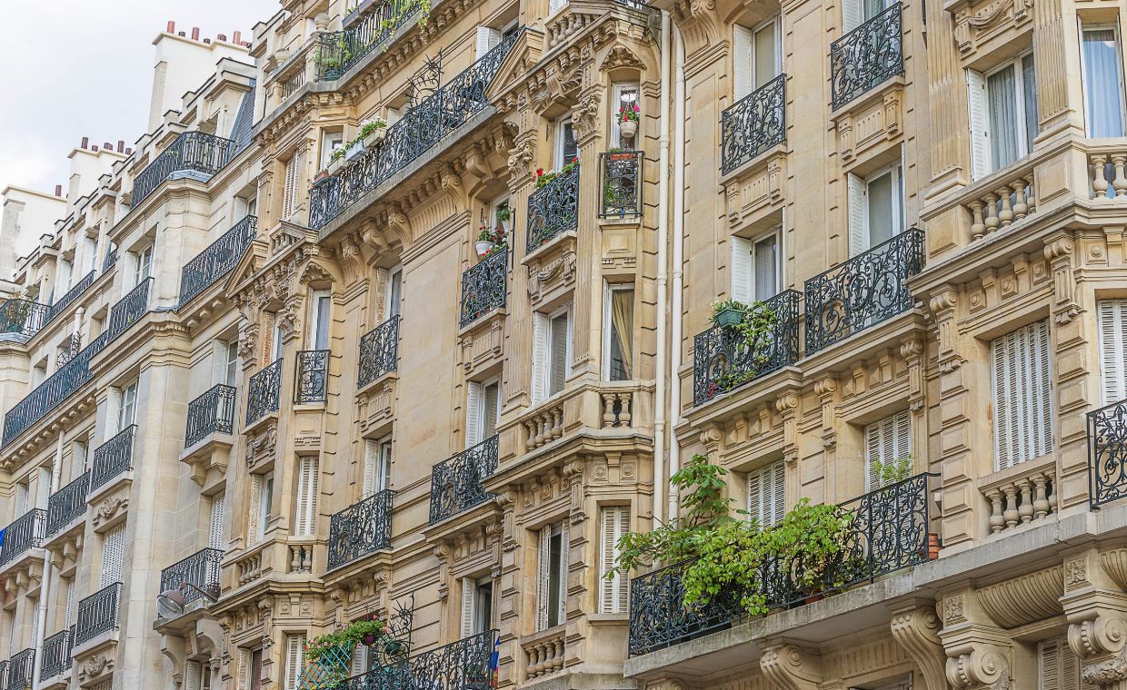 découvrez le style haussmannien, symbole de l’architecture parisienne du xixe siècle, reconnu pour ses façades élégantes, ses moulures raffinées et son charme intemporel en plein cœur de la ville lumière.