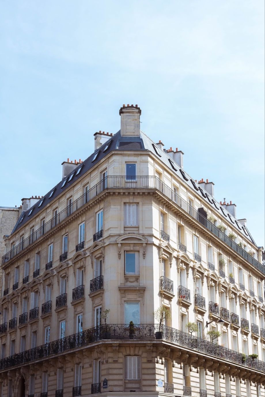 découvrez le style haussmannien : un symbole de l’architecture parisienne, caractérisé par ses façades élégantes, ses moulures raffinées et ses matériaux nobles. explorez l’histoire, les caractéristiques et le charme intemporel de l’haussmannien dans cet article.