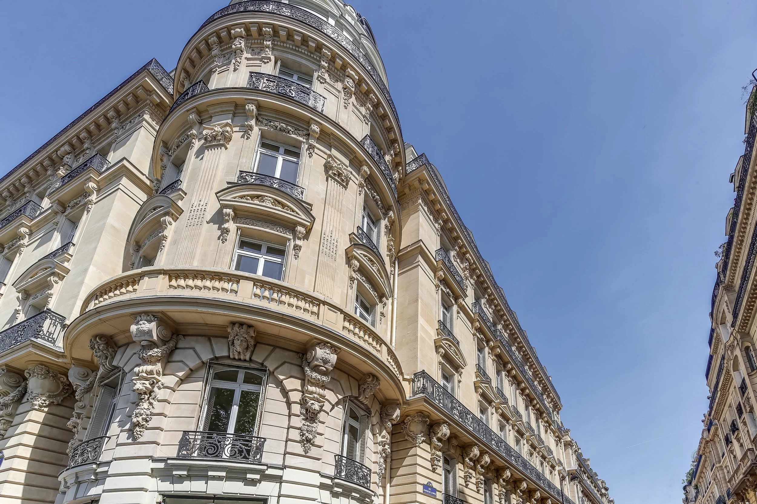 découvrez tout sur le style haussmannien : caractéristiques de l’architecture parisienne, éléments emblématiques des appartements et conseils pour une décoration raffinée inspirée de l’époque haussmann.