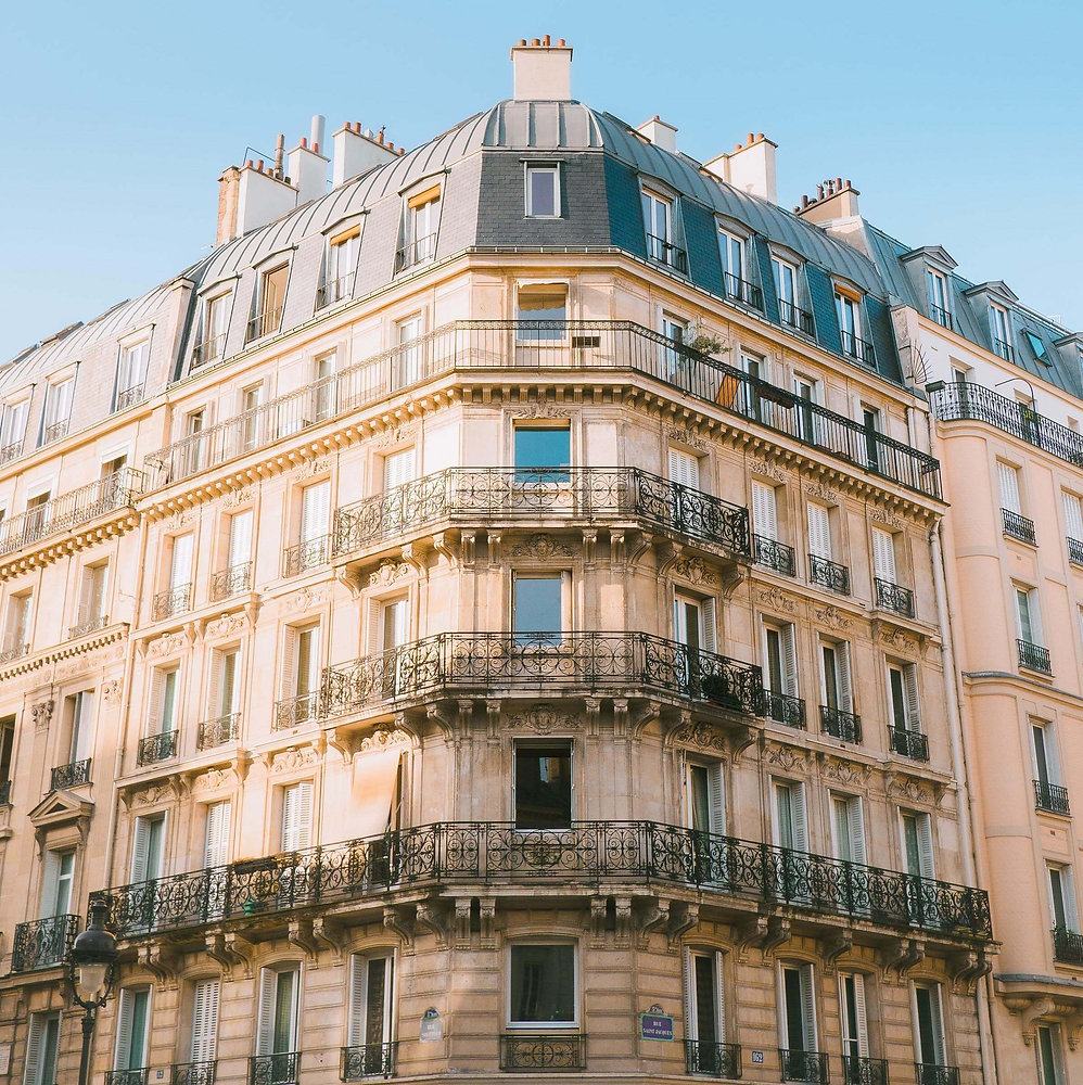 découvrez l'élégance de l'immeuble haussmannien, symbole de l’architecture parisienne avec ses façades majestueuses, balcons en fer forgé et moulures raffinées. plongez dans l’histoire et le charme de ces bâtiments emblématiques qui font le prestige de paris.