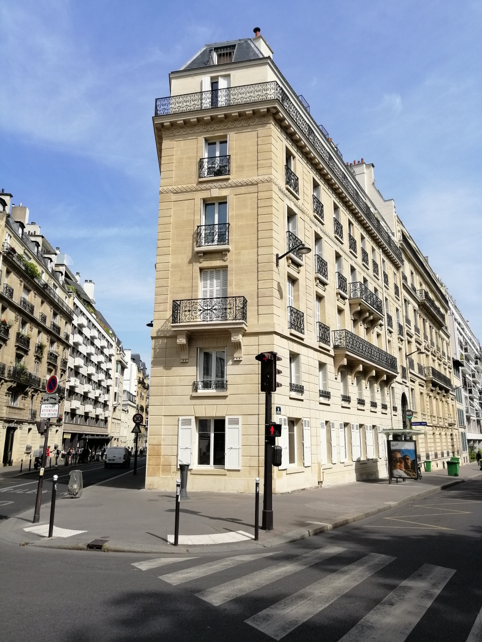 découvrez l’immeuble haussmannien, symbole de l’architecture parisienne du xixe siècle, reconnu pour ses façades élégantes, ses balcons en fer forgé et son histoire prestigieuse au cœur des villes françaises.