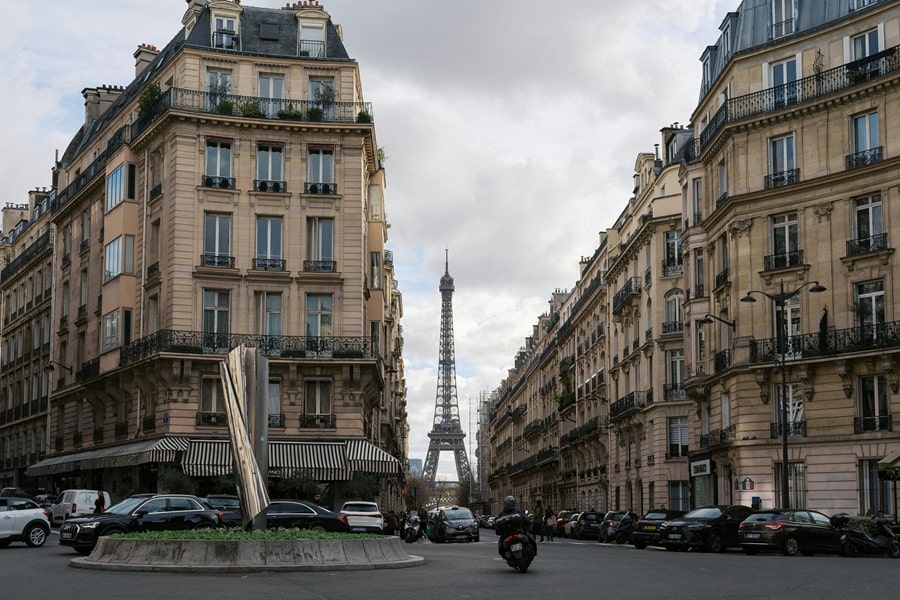 découvrez l’élégance intemporelle de l’architecture parisienne avec un immeuble haussmannien : façades raffinées, balcons en fer forgé et histoire au cœur de la ville.