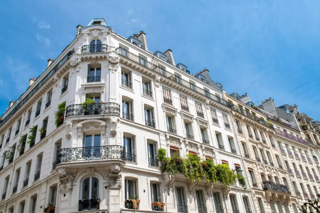 découvrez tout sur l'immeuble haussmannien : son histoire, ses caractéristiques architecturales emblématiques et son rôle majeur dans le paysage urbain parisien.