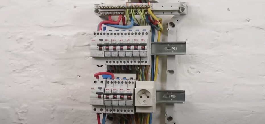 découvrez tout ce qu'il faut savoir sur l'installation électrique : conseils pratiques, normes en vigueur, sécurité et astuces pour réussir vos travaux d'électricité chez vous.