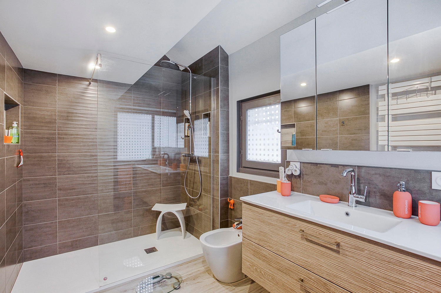 découvrez nos conseils et solutions pour l'installation de votre salle de bain : étapes clés, choix des matériaux et astuces pour réussir votre projet de rénovation facilement et efficacement.