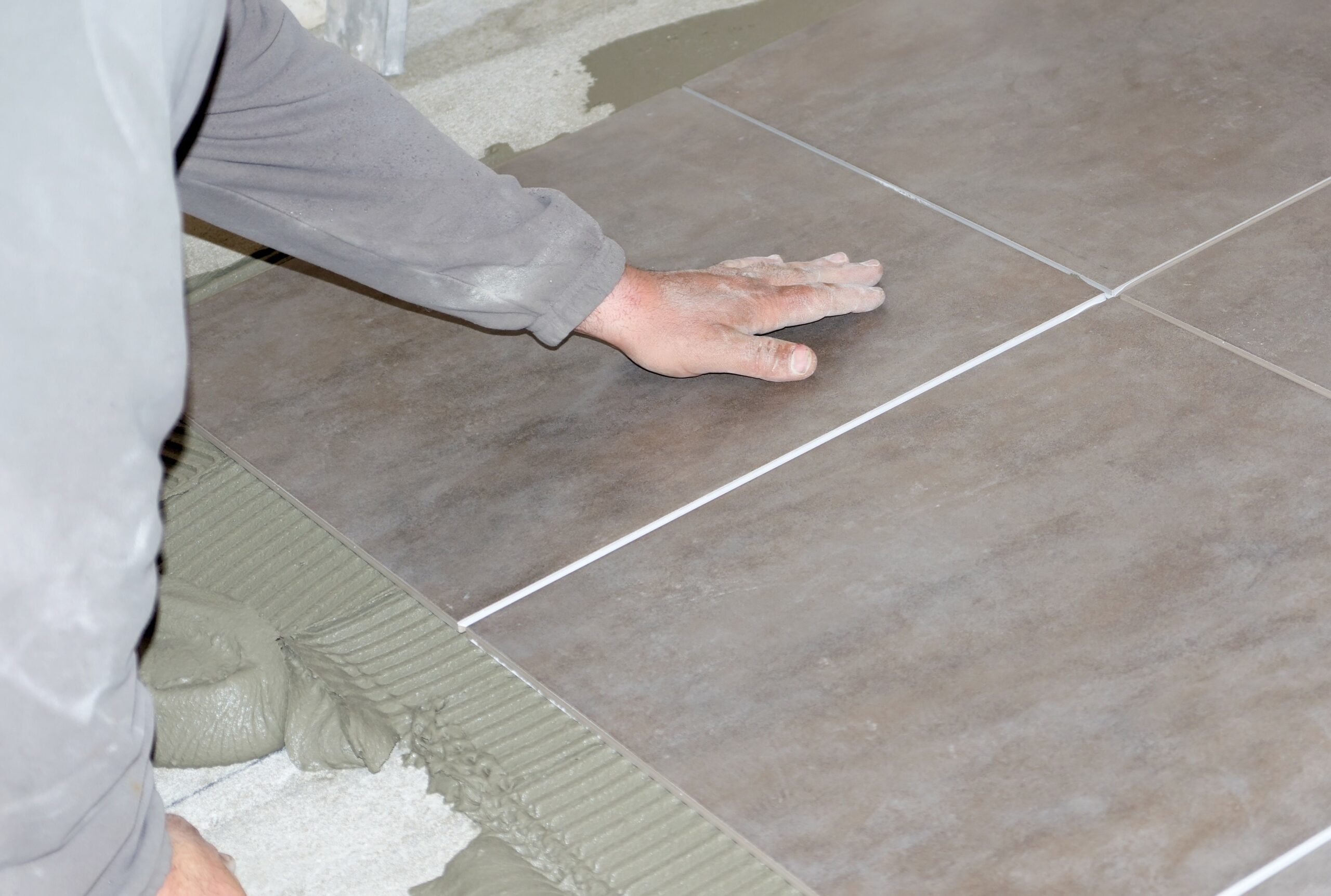 découvrez comment calculer le nombre de m2 de carrelage nécessaires pour vos travaux, conseils pour bien choisir votre carrelage et astuces d’installation pour un résultat parfait.