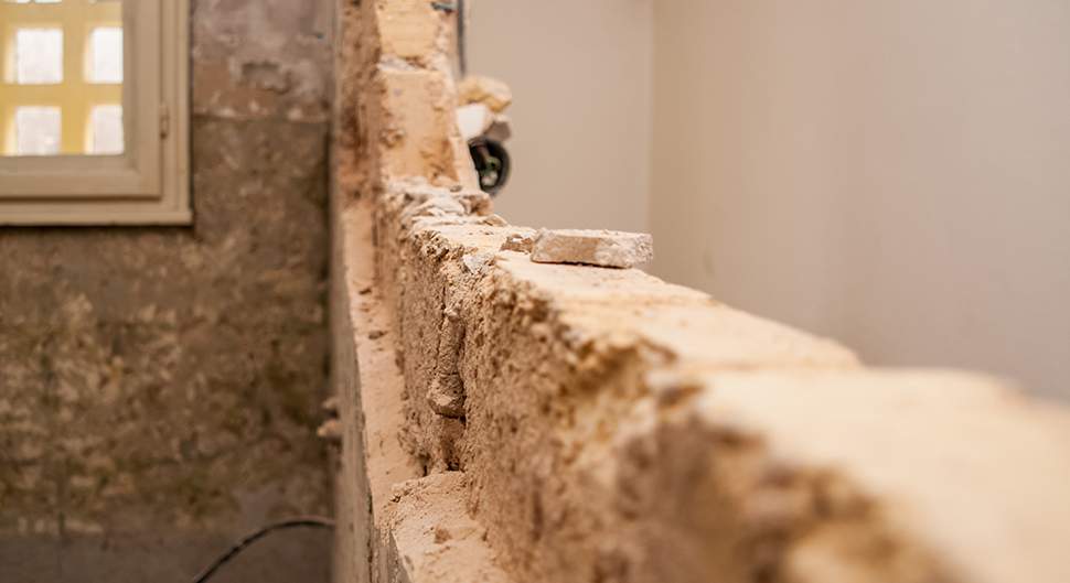 découvrez tout ce qu'il faut savoir sur le mur porteur : définition, rôle dans la structure d’une maison, différences avec les cloisons et conseils pour les travaux de rénovation en toute sécurité.