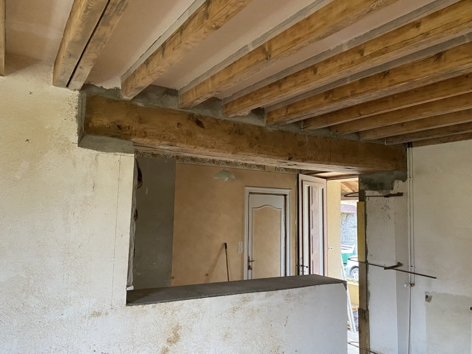 découvrez tout ce qu'il faut savoir sur le mur porteur : définition, rôle dans la structure d'un bâtiment, méthodes d'identification et conseils pour les travaux d'ouverture ou de rénovation.