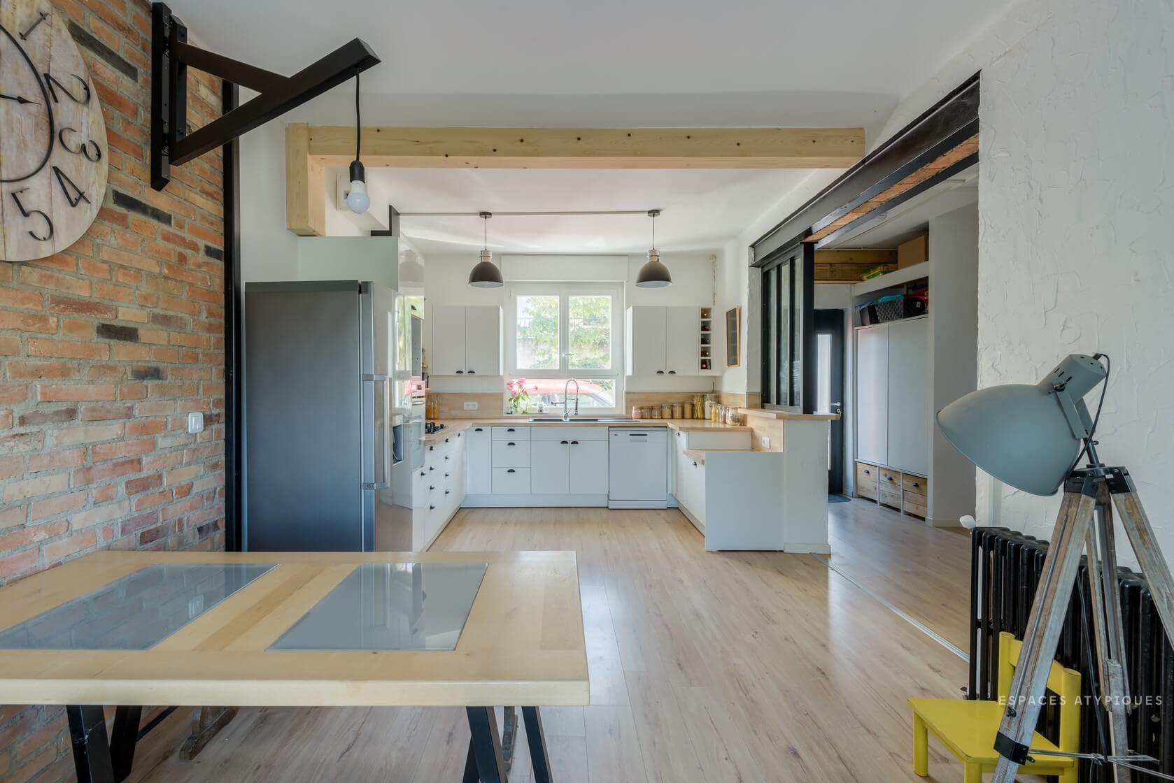 découvrez tout ce qu'il faut savoir sur les murs porteurs : définition, rôle essentiel dans la structure d’un bâtiment, conseils pour la rénovation et précautions avant modifications.