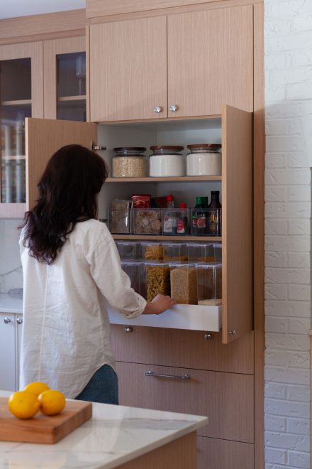 découvrez nos conseils et astuces pour optimiser vos placards de cuisine en 2025 : gagnez de la place, organisez efficacement vos rangements et modernisez votre espace culinaire.