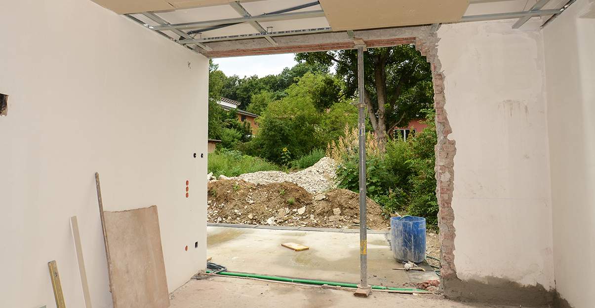 découvrez nos conseils et solutions pour l'ouverture de mur : abattre une cloison, créer une ouverture, respecter les normes, estimer le coût et sécuriser vos travaux de rénovation.