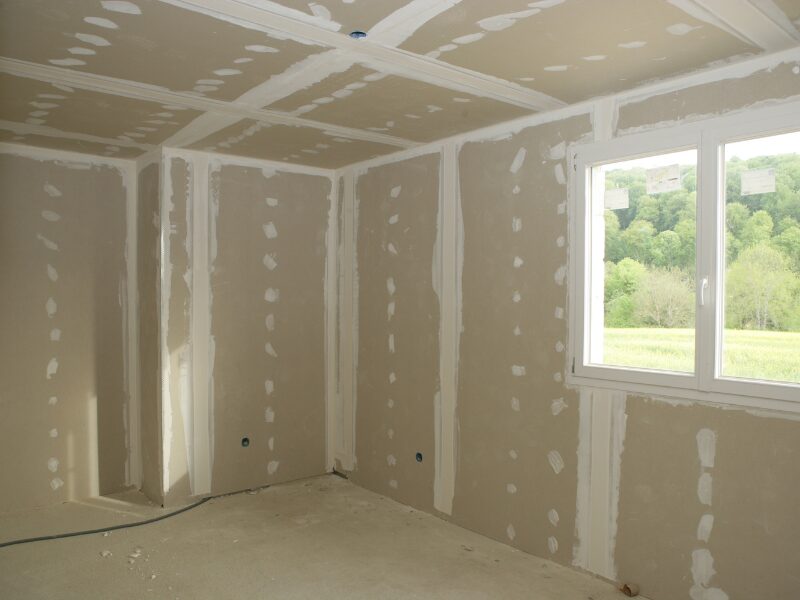 découvrez tout sur le placo : astuces de pose, conseils pour choisir le bon type de plaque, et solutions pour l’isolation et la décoration intérieure de votre maison.