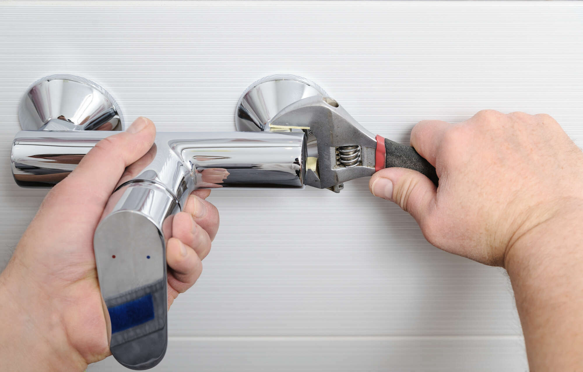 intervention rapide pour toutes vos fuites de plomberie à paris. dépannage efficace, plombiers expérimentés, diagnostic et réparation de fuite d'eau 7j/7. devis gratuit.