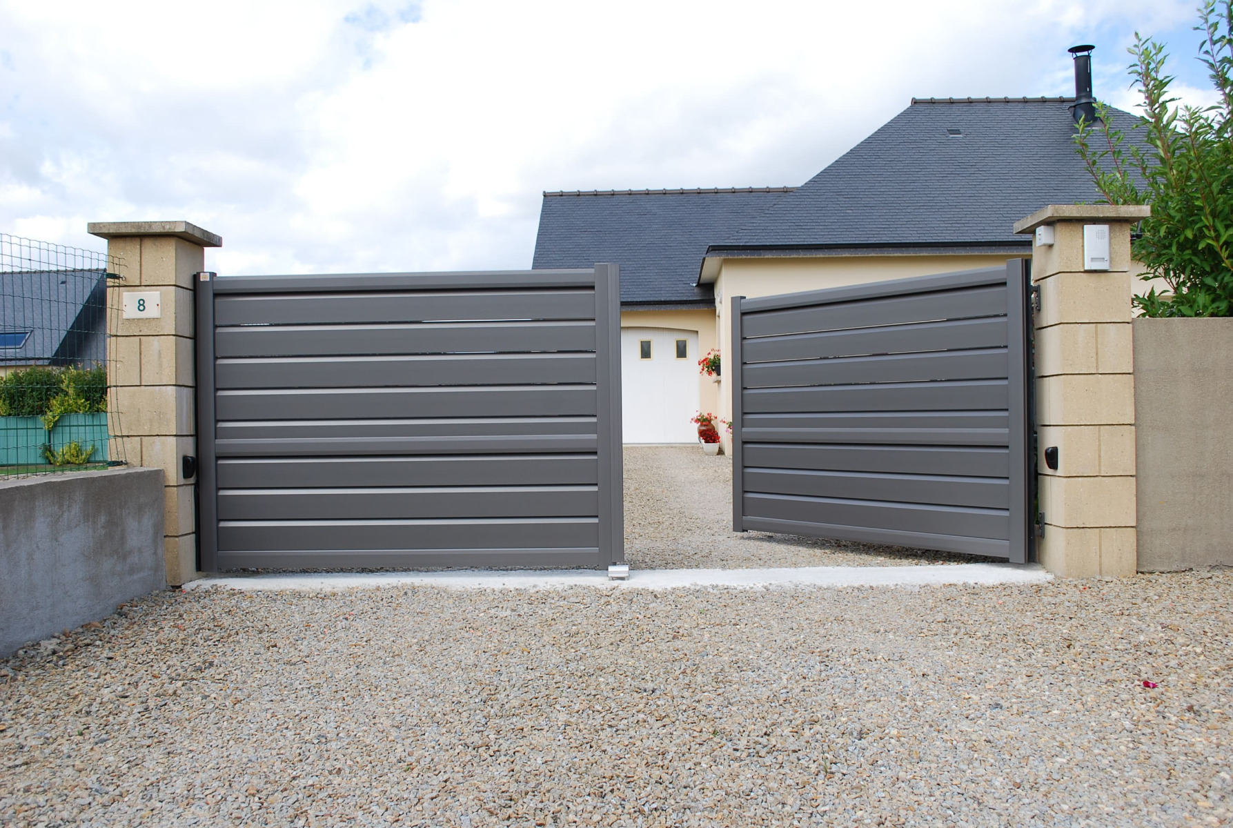 découvrez nos conseils et services pour la pose de portail : installation professionnelle, choix du modèle adapté à votre besoin, sécurité et esthétique pour valoriser votre entrée.